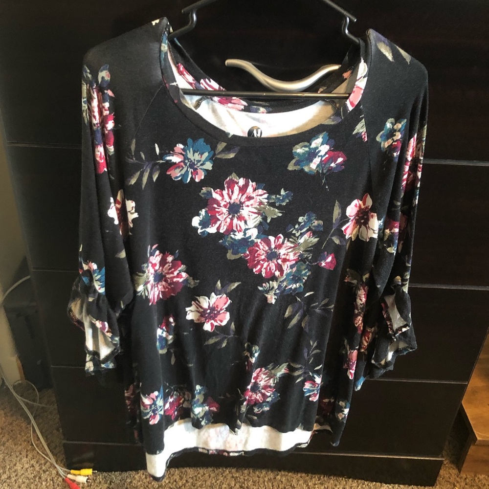 Ruffle sleeve flower top